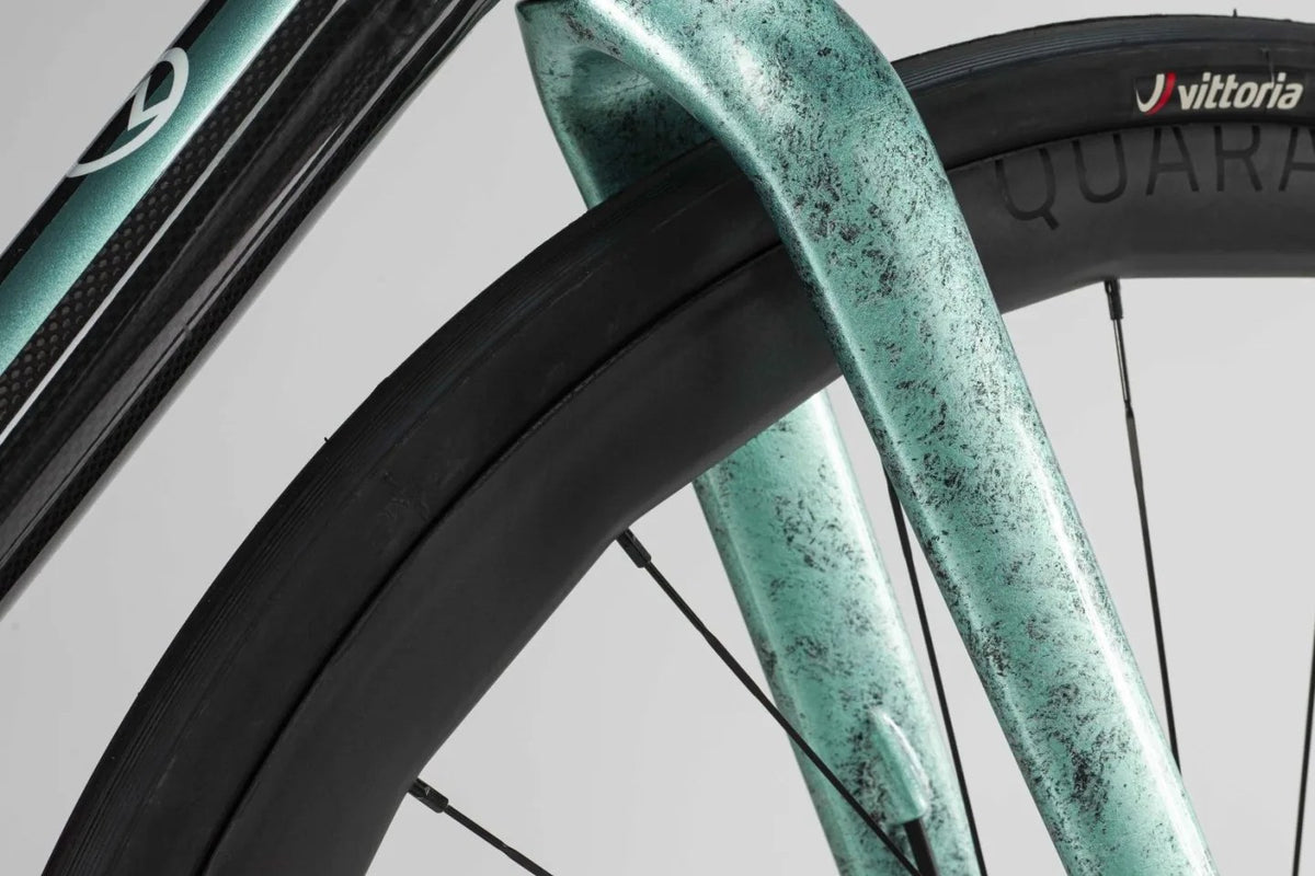 Officine Mattio SL Comp, detail vidlice s vzorem laku