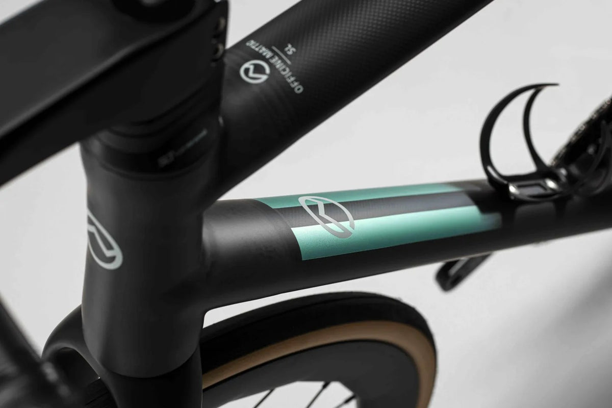 Officine Mattio SL Disc, detail horní trubky s logem