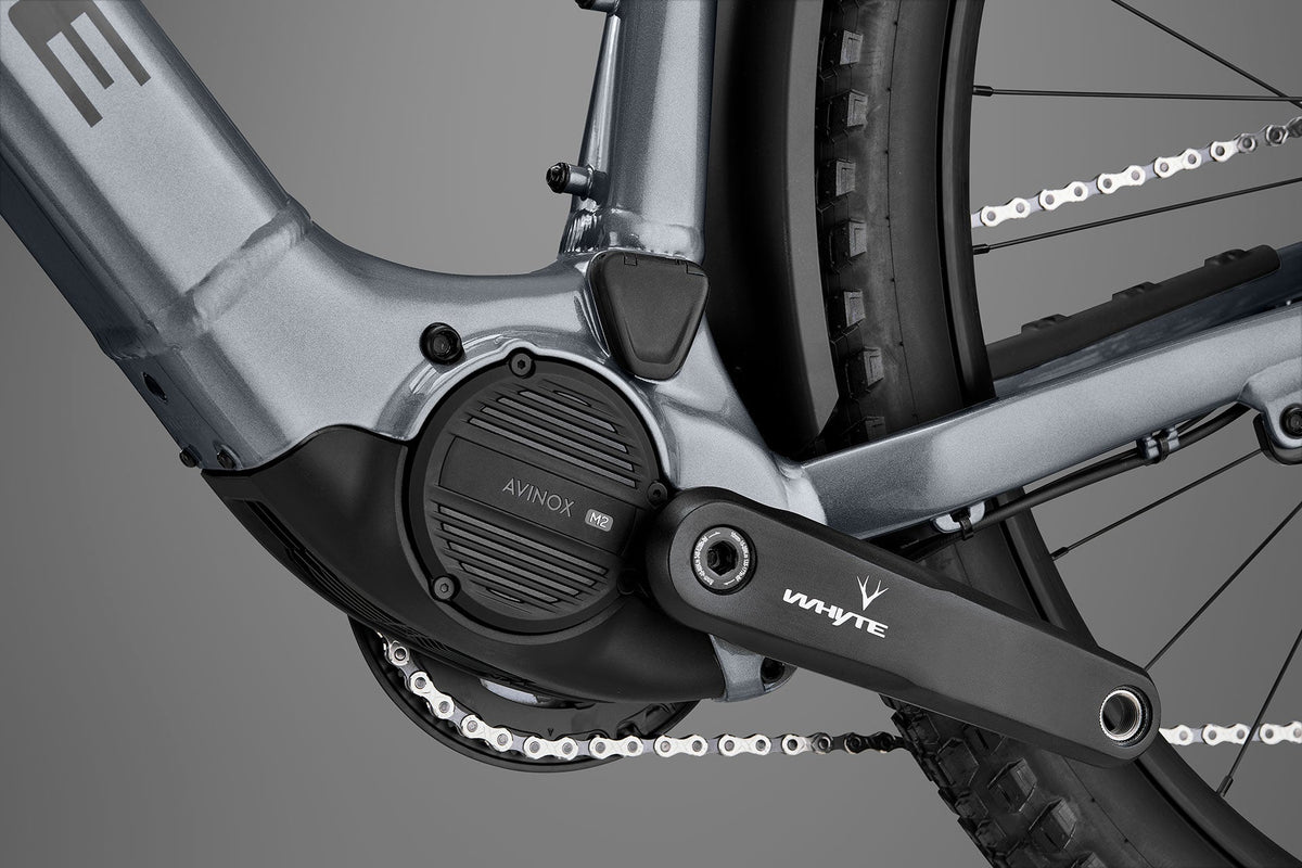 Whyte Secta E SUV, Dark silver, detail motoru a nabíjecího portu