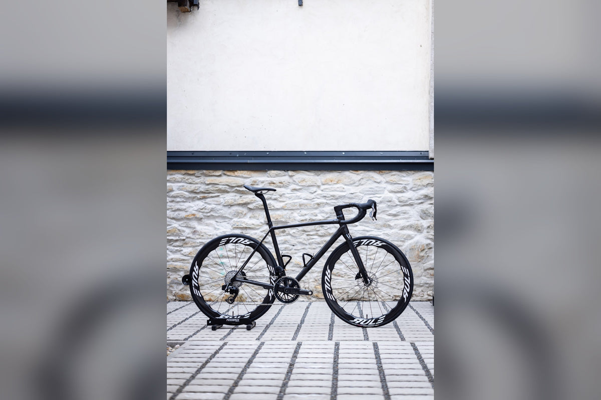 Officine Mattio SL Raw Carbon, vel. 54, celé kolo na stojanu u zdi, na výšku