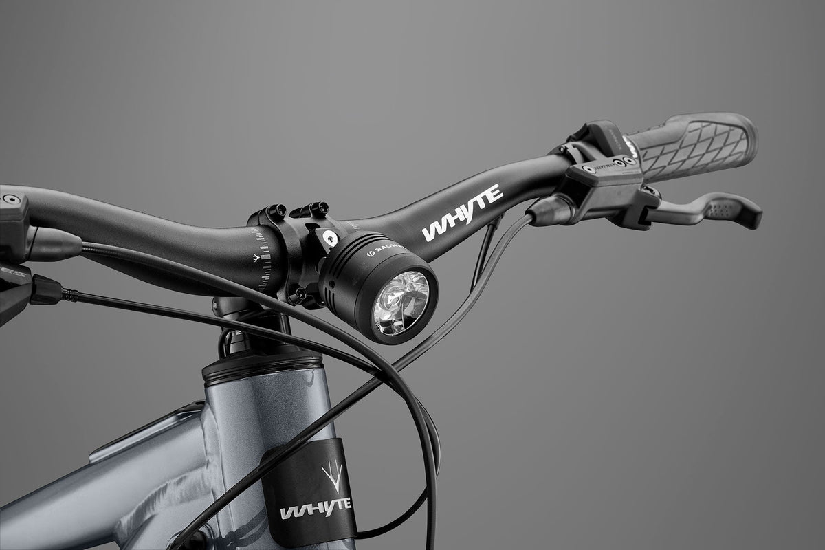 Whyte Secta E SUV, Dark silver, detail předního světla