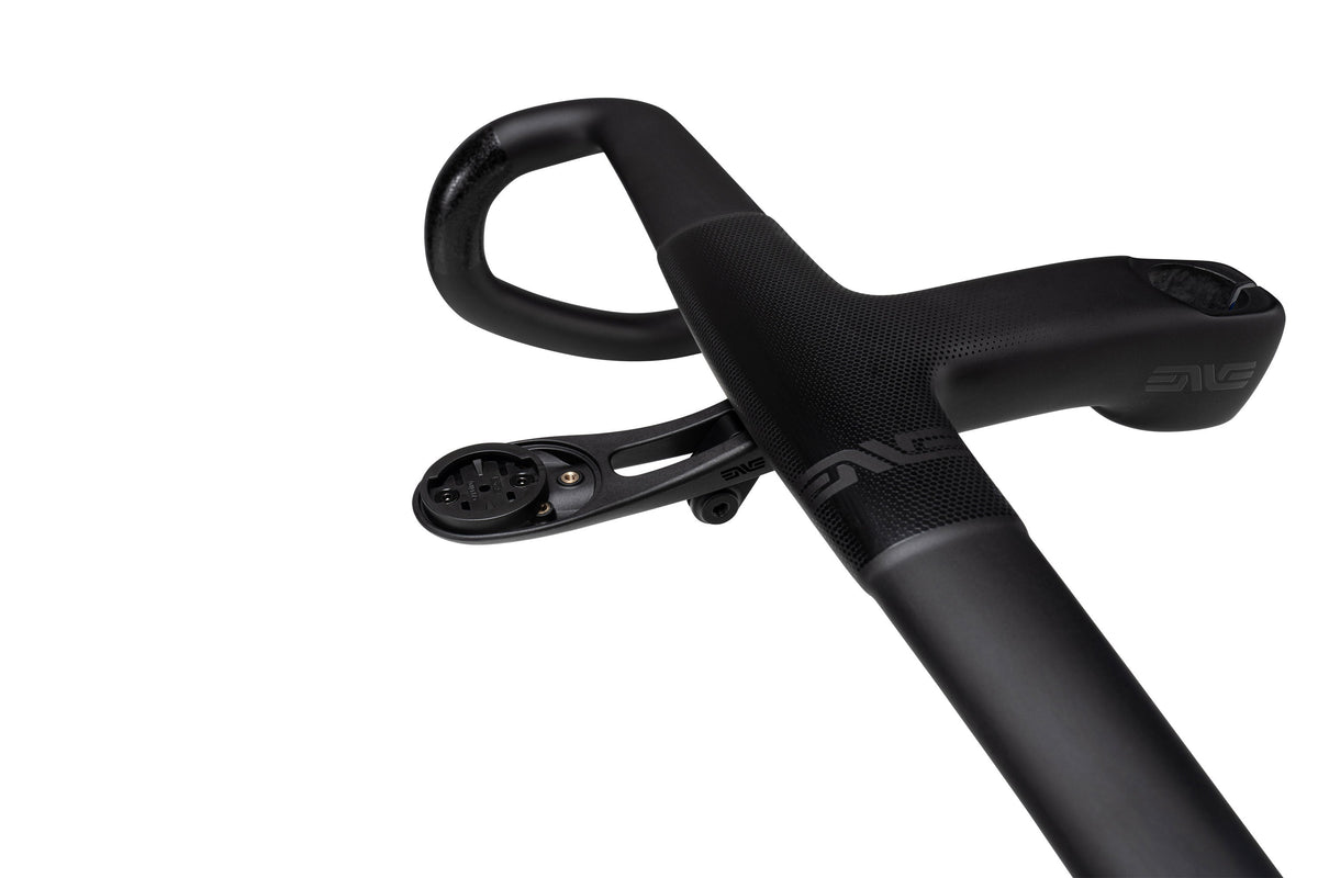 ENVE SES AR One-Piece, karbonová řídítka s představcem, detail držáku počítače pod představcem
