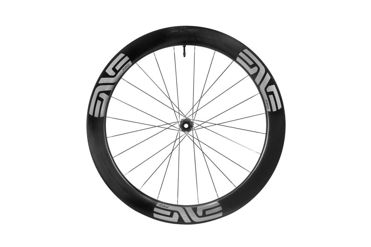 ENVE SES 6.7 PRO, stříbrné nápisy, přední kolo z boku #Barva nápisů_Stříbrné