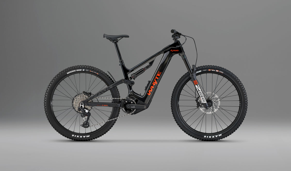 Whyte Kado RS, Monarch black, z boku, na šedém pozadí