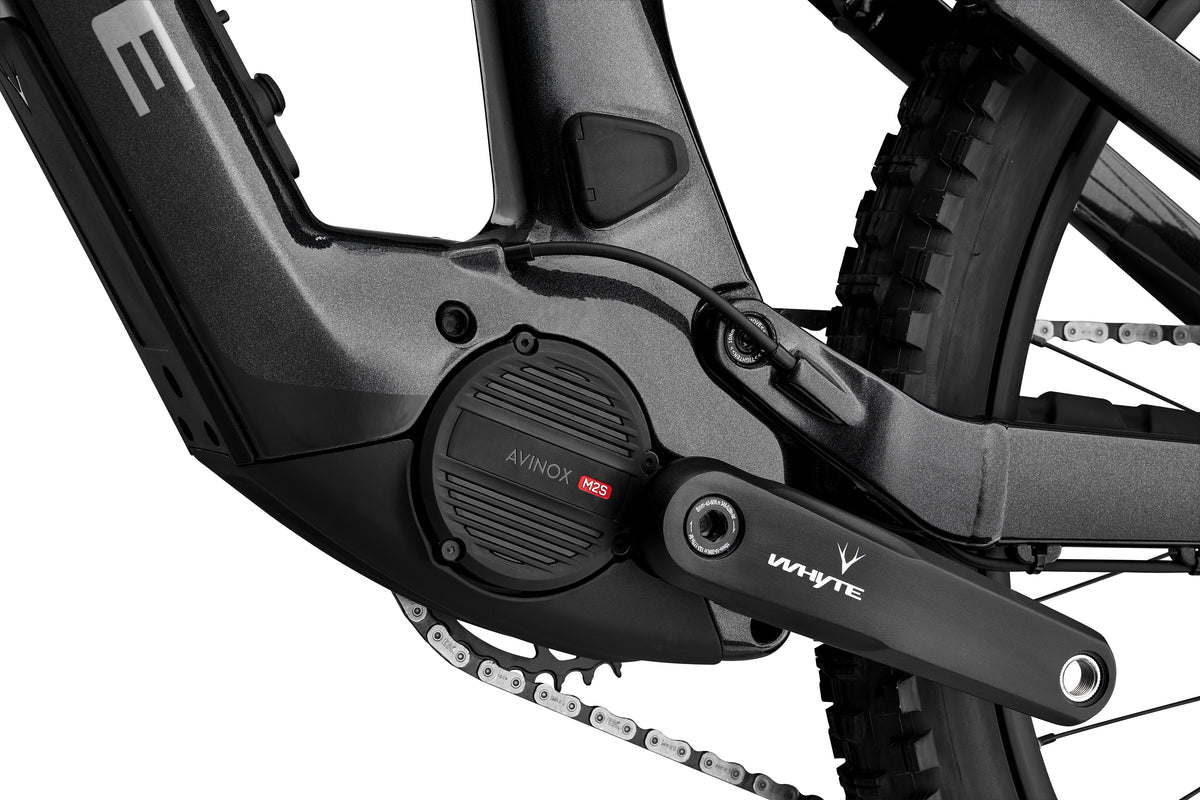 Whyte Karve EVO RS, Gun metal, detail motoru a nabíjecího portu