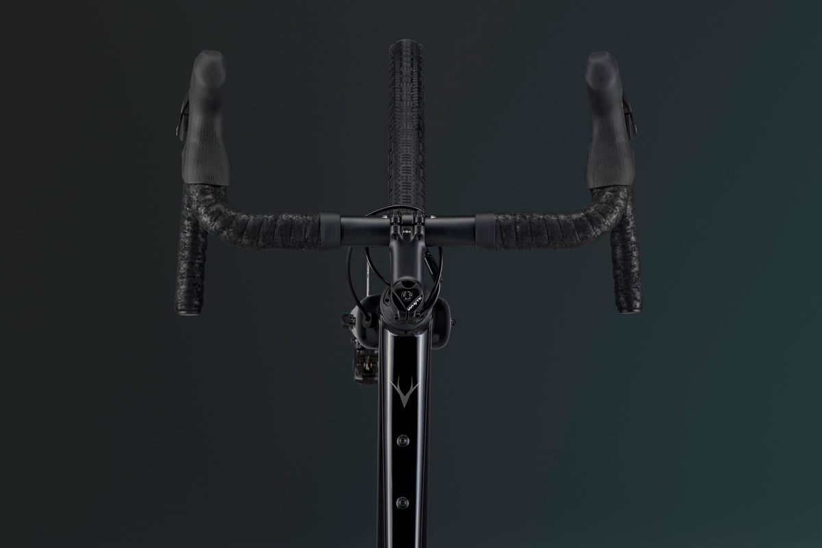 Whyte Tourus, Black and silver, pohled na řídítka