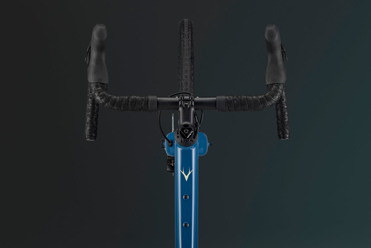 Whyte Tourus, Dark cobalt blue, pohled na řídítka
