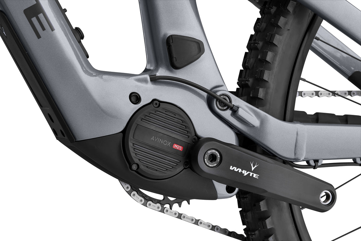 Whyte Karve RS, Dark silver, detail motoru a nabíjecího portu