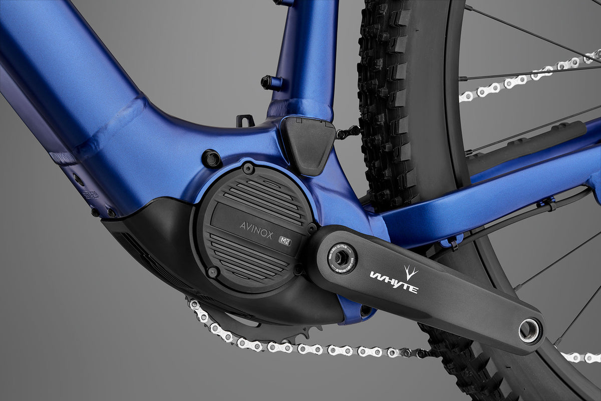 Whyte Secta E, Sapphire blue, detail motoru a nabíjecího portu