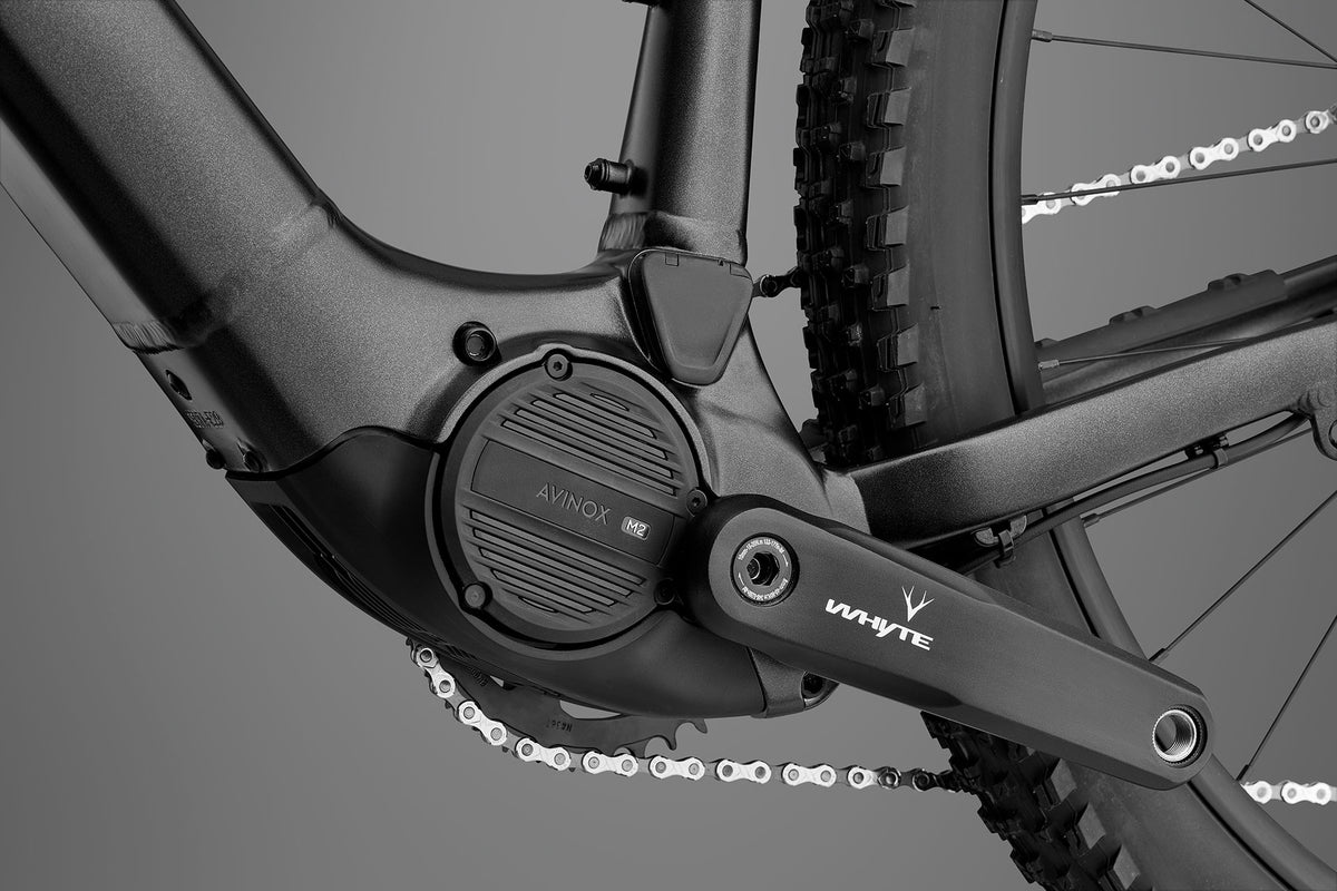 Whyte Secta E, Gun metal, detail motoru a nabíjecího portu