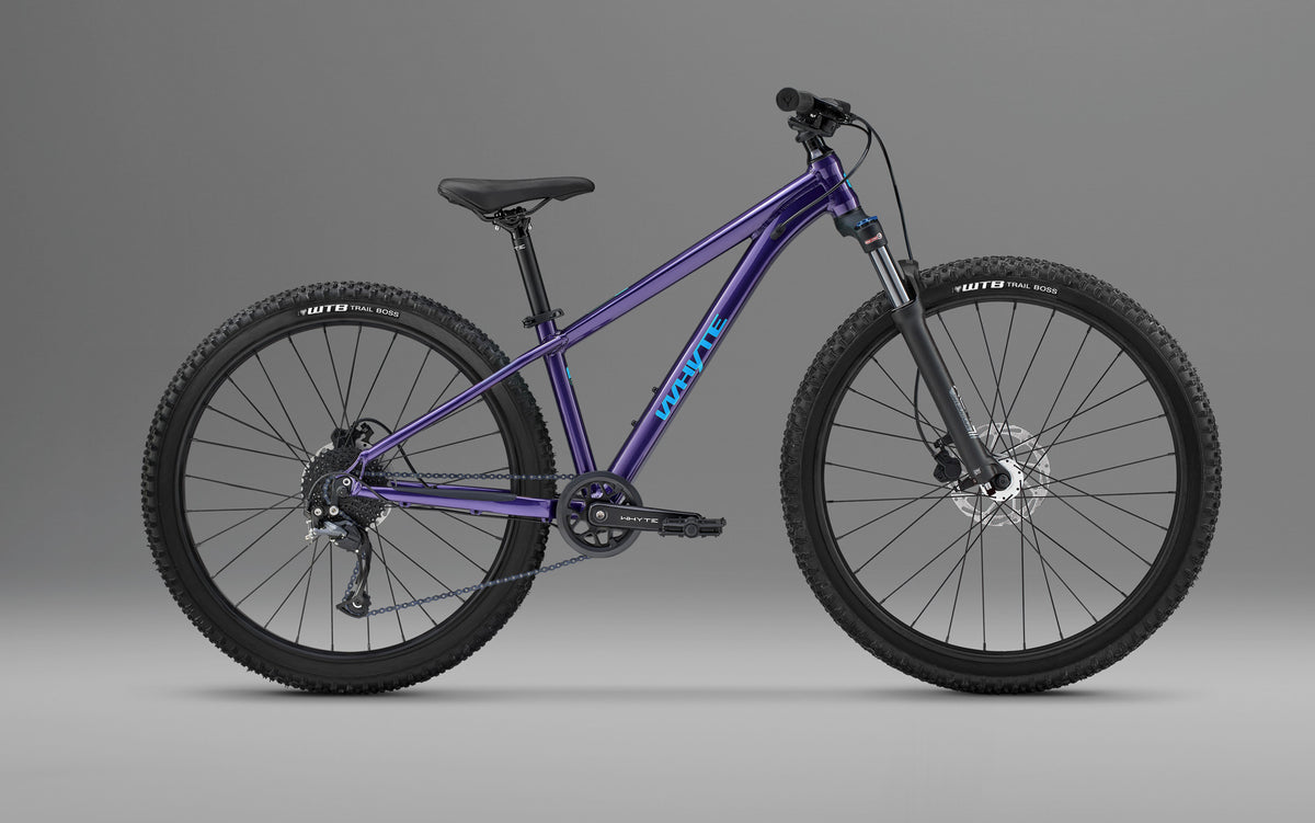 Whyte Secta 26 MX, Purple, z boku, na šedém pozadí