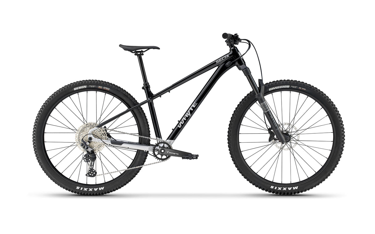 Whyte Secta RS, Stealth black and silver, z boku