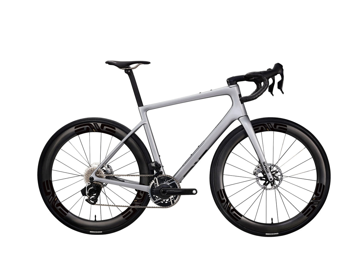 ENVE Fray rámová sada, GT Silver, kompletní kolo s koly ENVE z boku #Barva_GT Silver