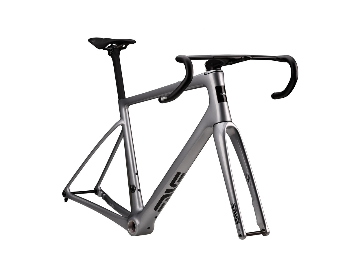 ENVE Fray rámová sada, GT Silver, s řídítky a sedlovkou zepředu ze tří čtvrtin #Barva_GT Silver