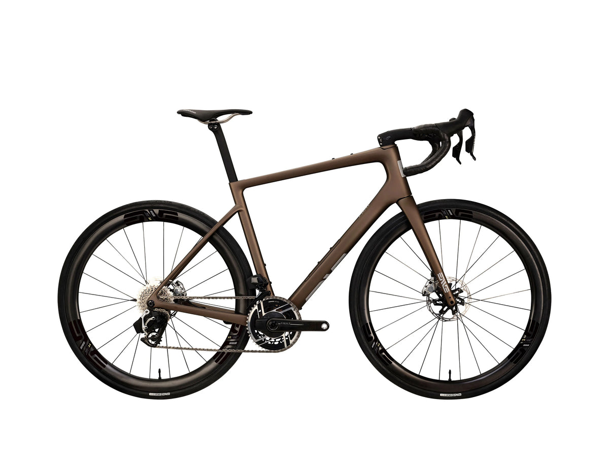 ENVE Fray rámová sada, Toffee Brown, kompletní kolo s koly ENVE z boku #Barva_Toffee Brown
