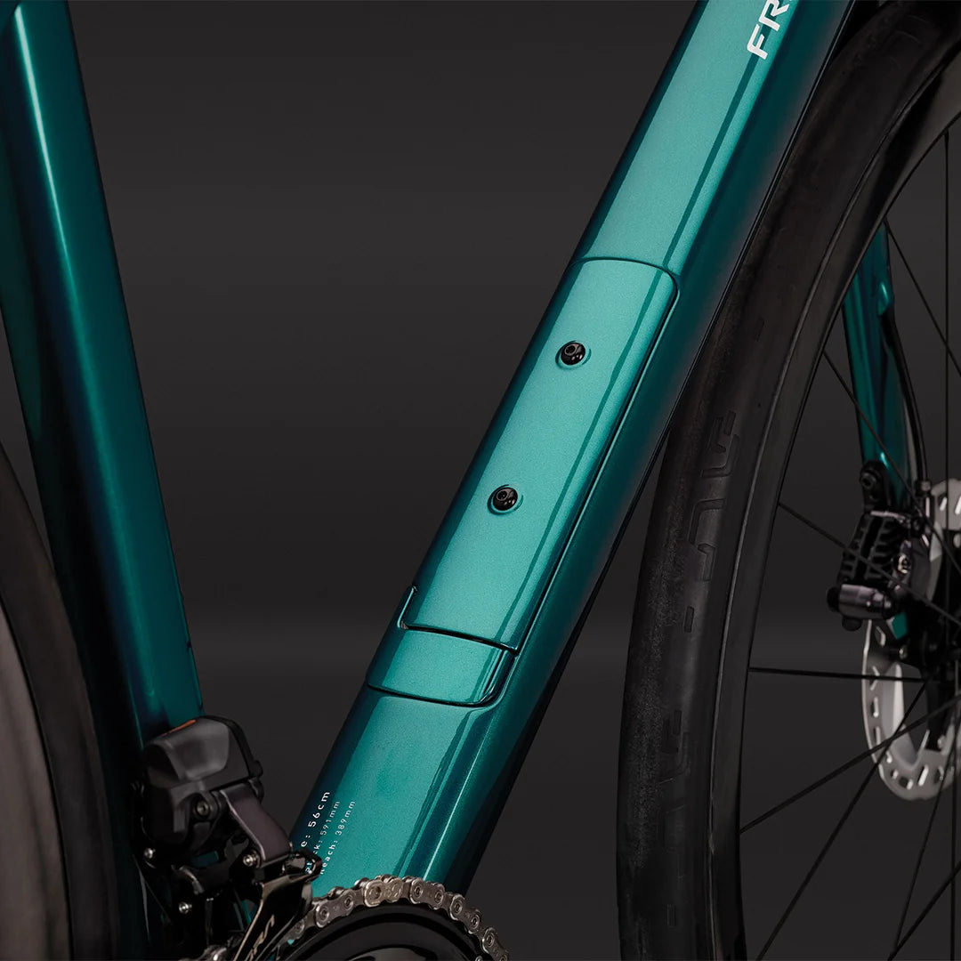 ENVE Fray, Agave Blue, detail rámu na tmavém pozadí #Barva_Agave Blue