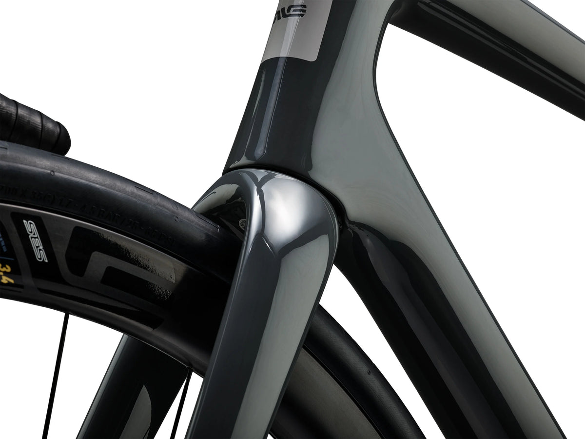 ENVE Fray, Ash, detail hlavové trubky a vidlice #Barva_Ash