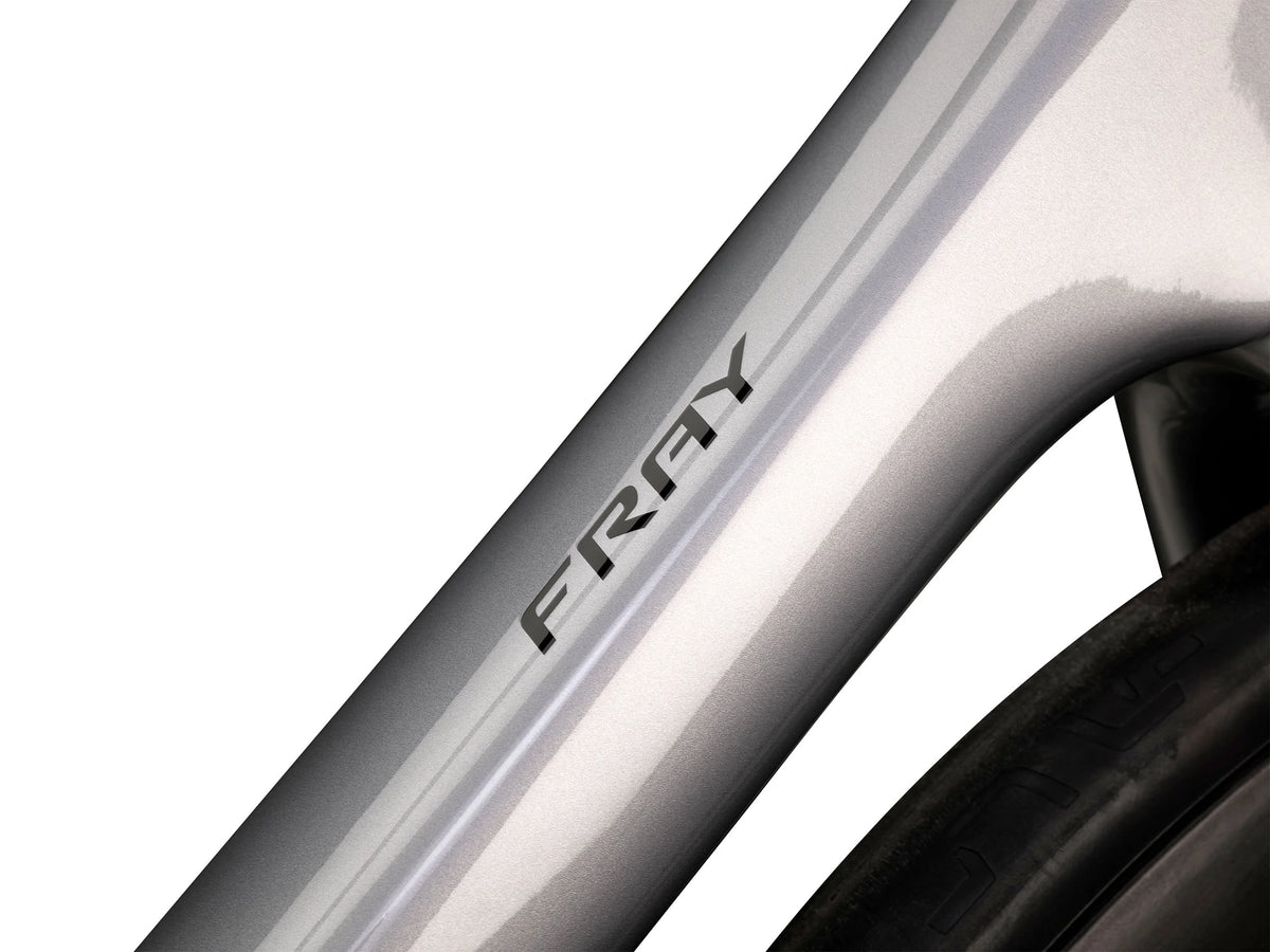 ENVE Fray, GT Silver, detail nápisu FRAY #Barva_GT Silver