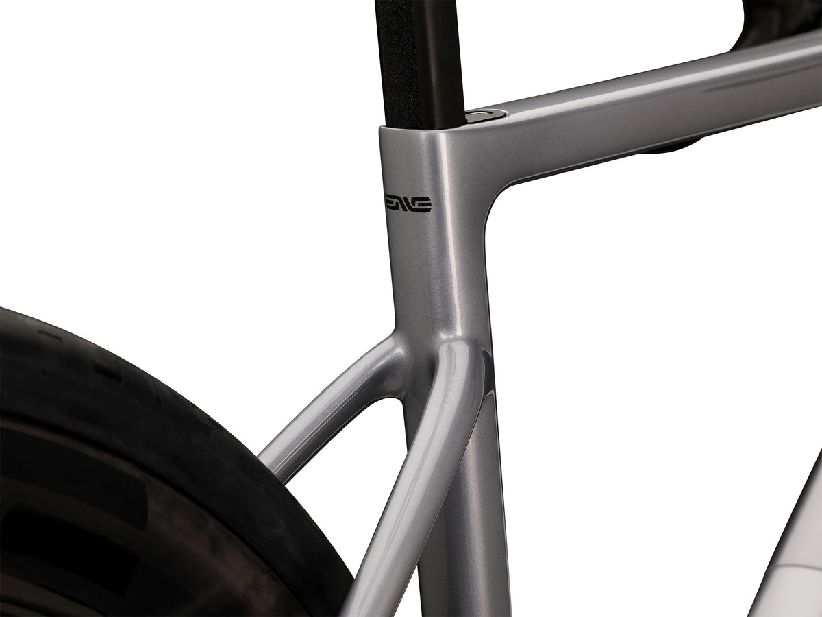 ENVE Fray, GT Silver, detail sedlové trubky #Barva_GT Silver