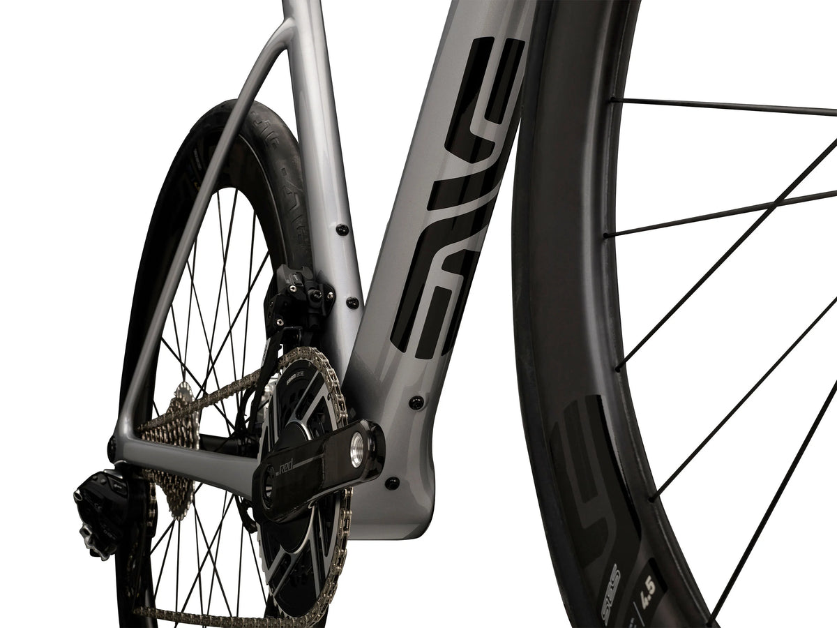 ENVE Fray, GT Silver, detail spodní trubky s logem ENVE #Barva_GT Silver