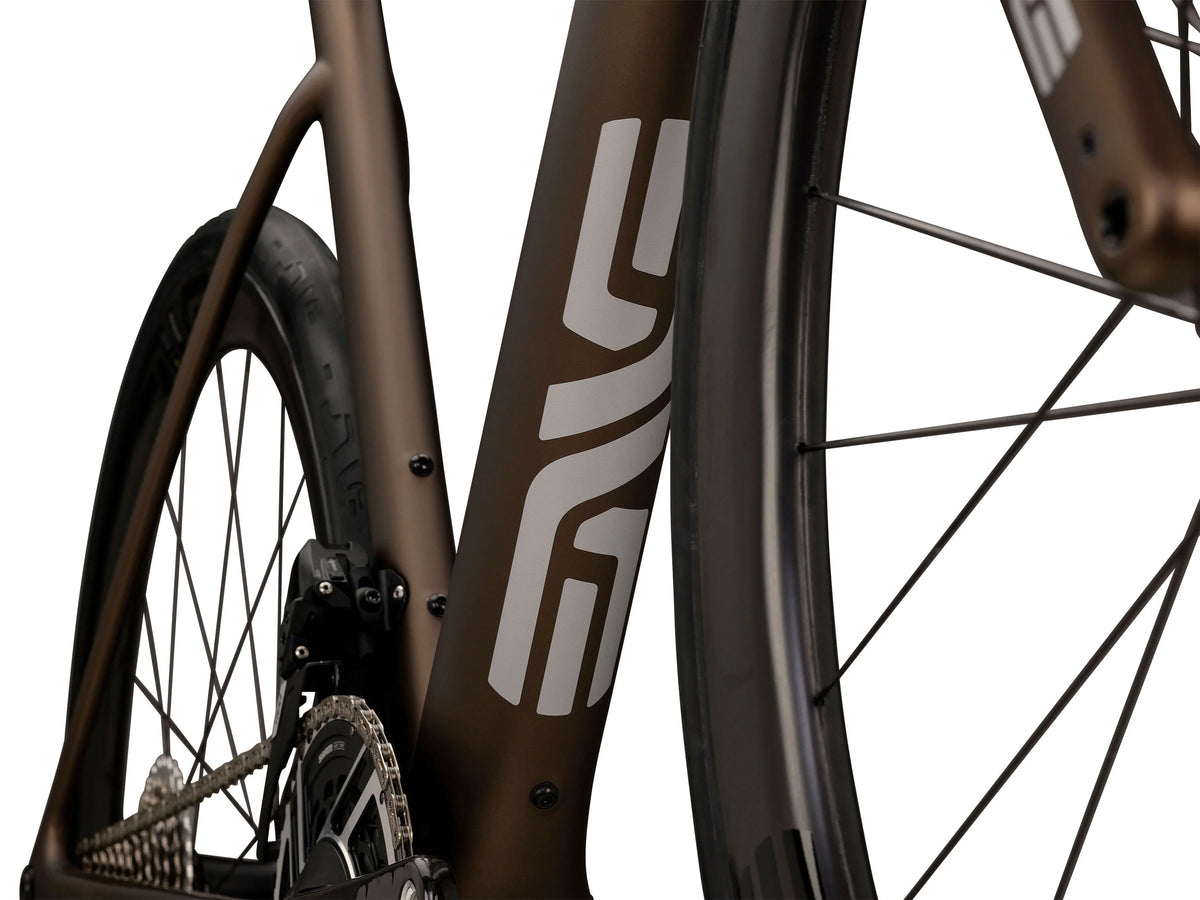 ENVE Fray, Toffee Brown, detail zadní stavby s logem ENVE #Barva_Toffee Brown