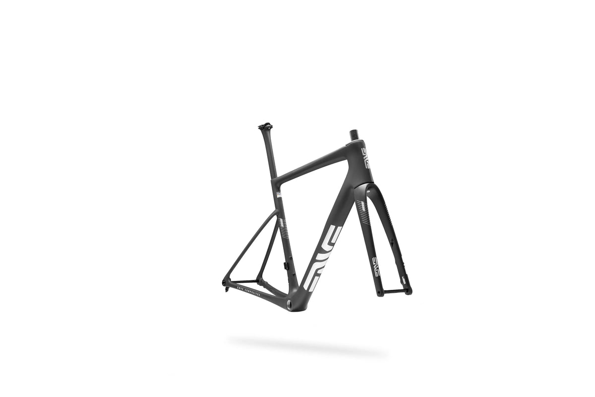 ENVE Melee v2 rámová sada, UL Black, rám zepředu ze tří čtvrtin #Barva_UL Black