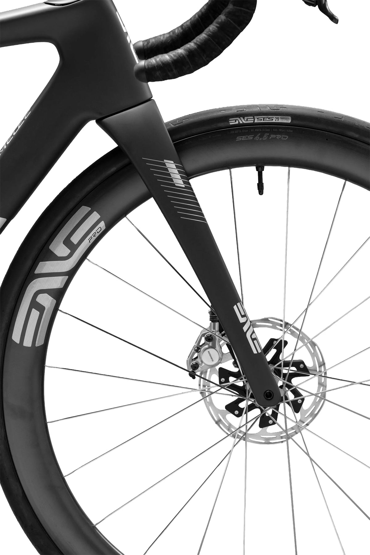 ENVE Melee v2, UL Black, detail vidlice a kotoučové brzdy #Barva_UL Black