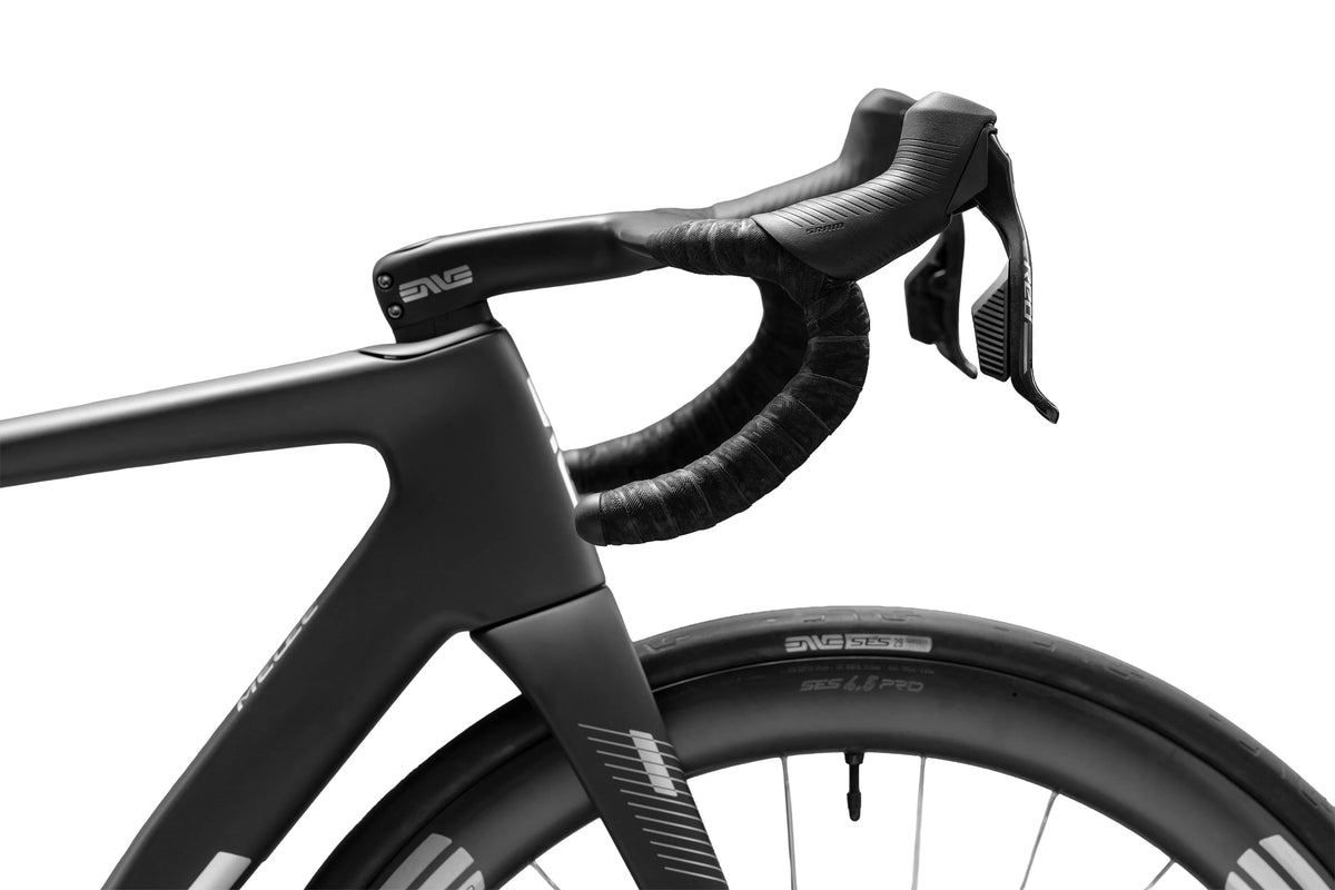 ENVE Melee v2, UL Black, řídítka SES Aero a představec IN-Route #Barva_UL Black
