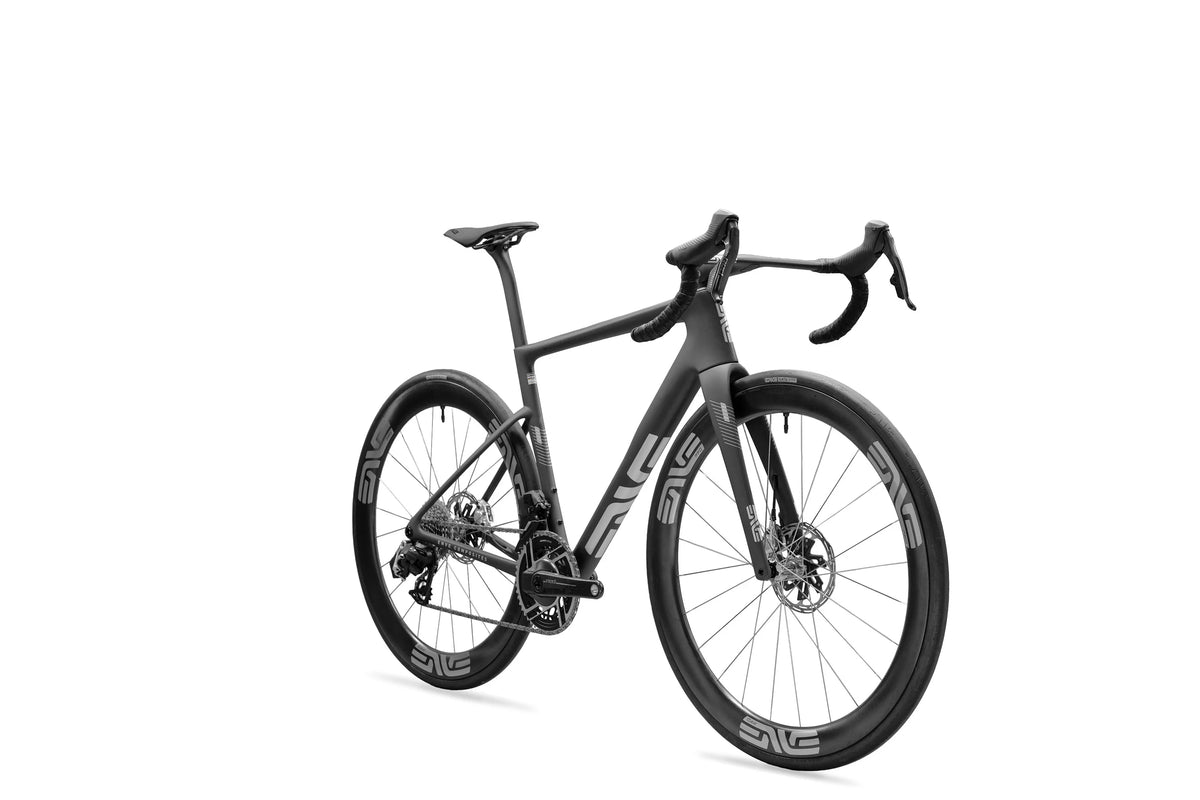 ENVE Melee v2, UL Black, zepředu ze tří čtvrtin #Barva_UL Black