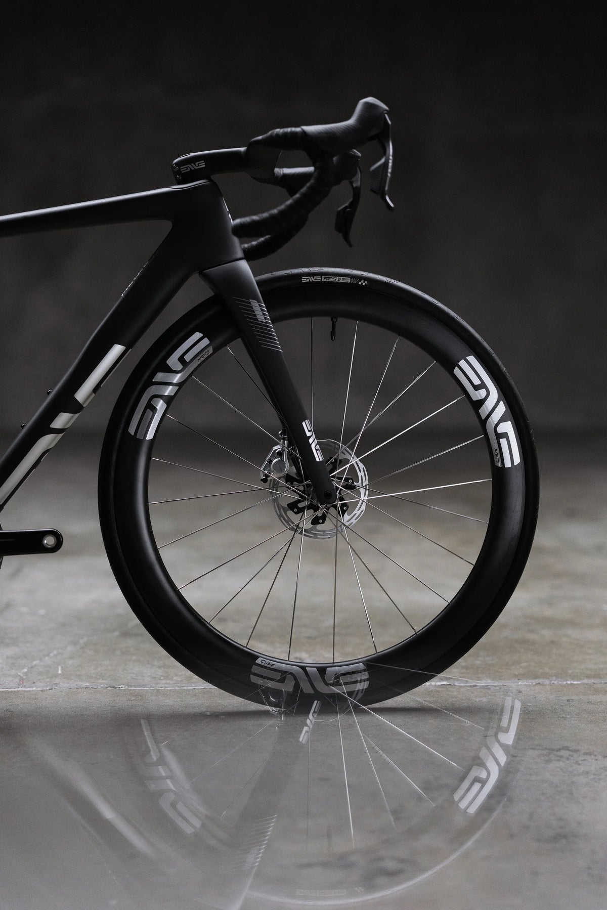 ENVE Melee v2, UL Black, ve studiu #Barva_UL Black