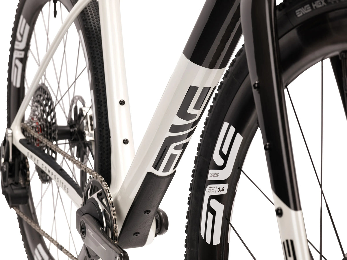 ENVE MOG, Aspen White, detail spodní trubky s logem ENVE #Barva_Aspen White