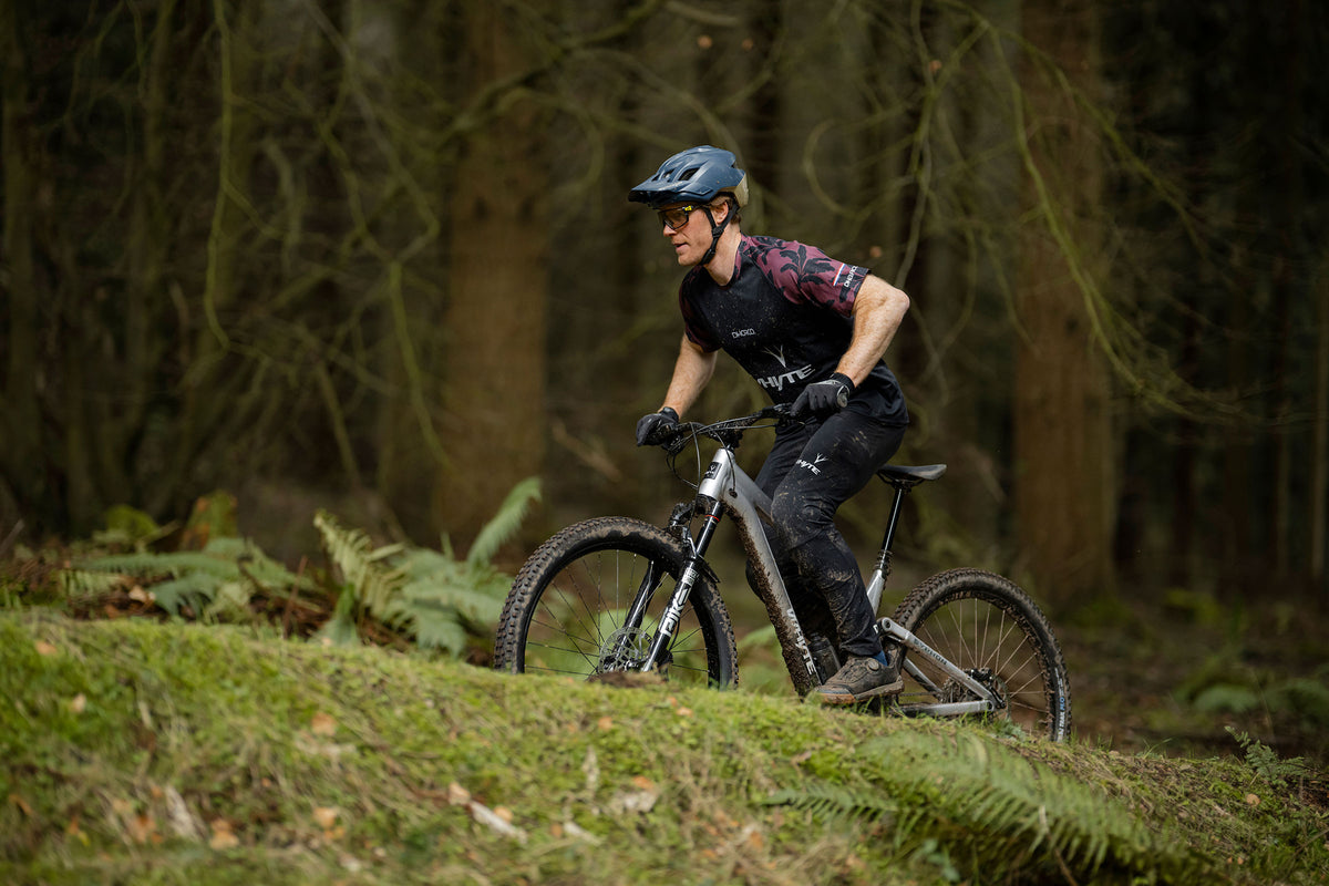Whyte Syphon S, Raw silver, v lese