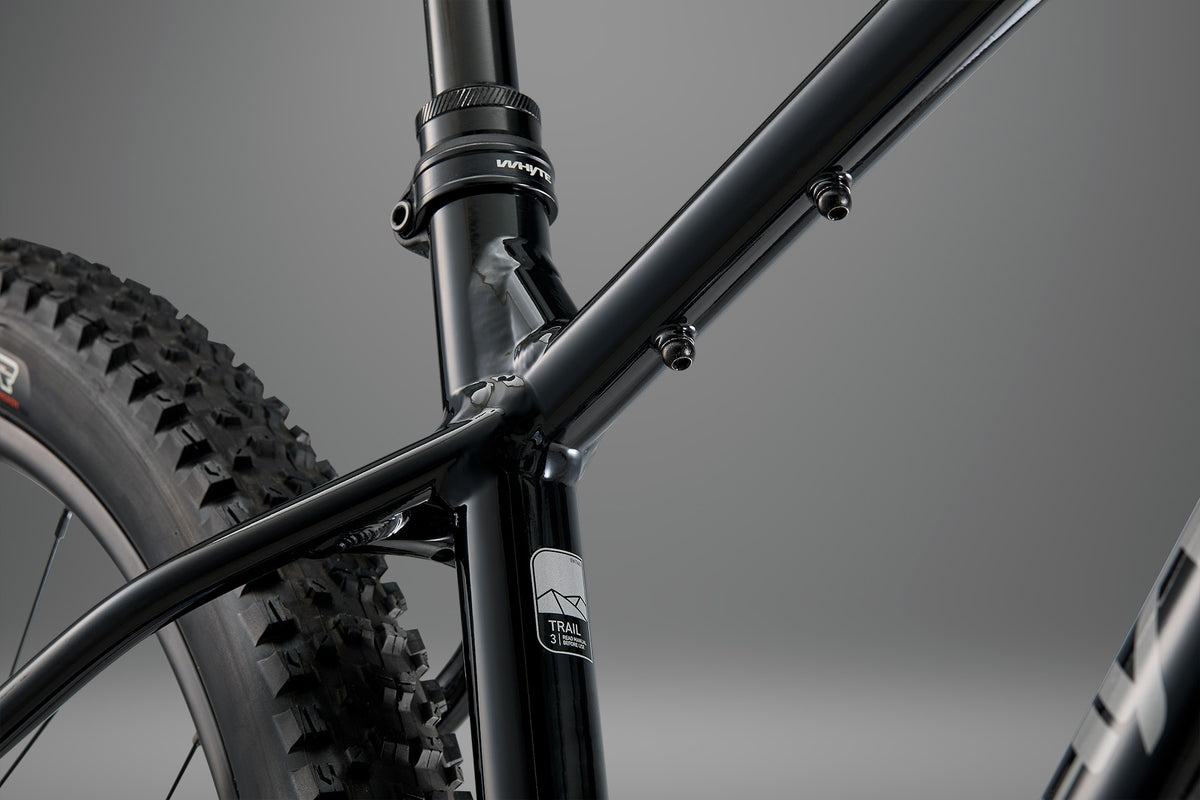 Whyte Secta RS, Stealth black and silver, detail rámu u sedlové trubky