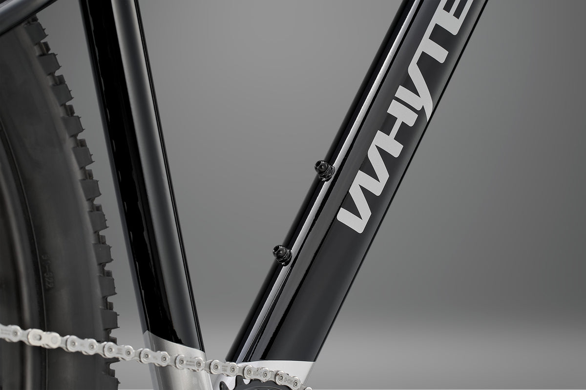 Whyte Secta RS, Stealth black and silver, úchyty na láhev