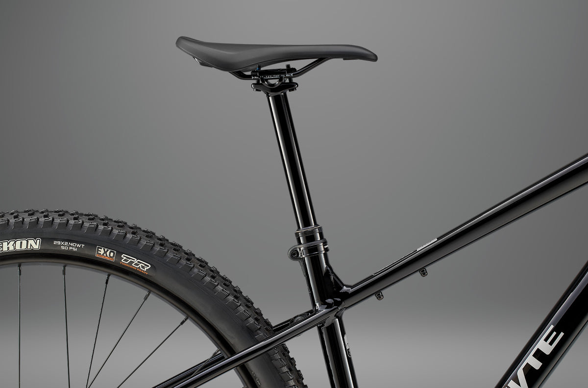 Whyte Secta RS, Stealth black and silver, detail teleskopické sedlovky