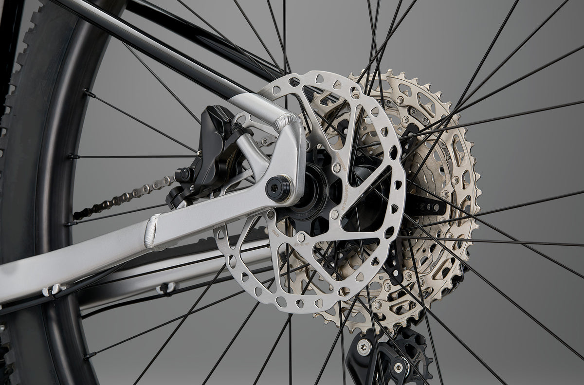 Whyte Secta RS, Stealth black and silver, detail zadní brzdy