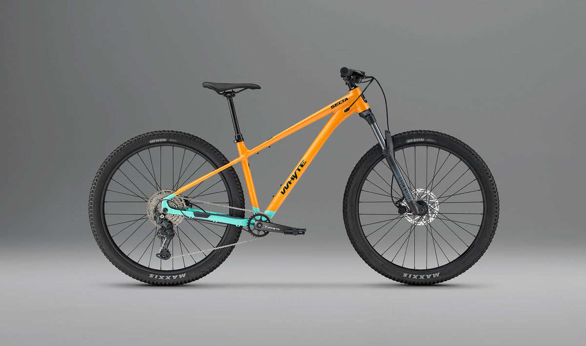 Whyte Secta S, Coral orange, z boku, na šedém pozadí