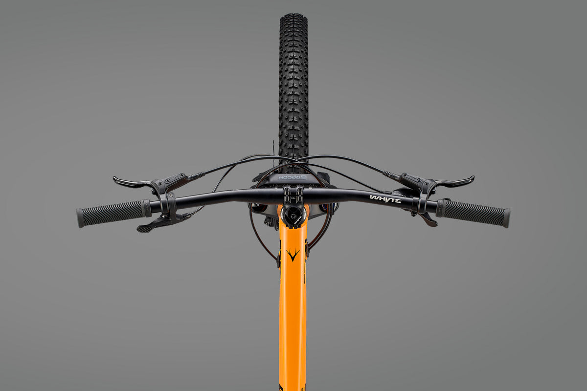 Whyte Secta S, Coral orange, pohled na řídítka